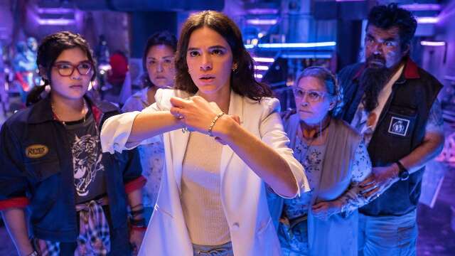 Com Bruna Marquezine no elenco, Besouro Azul chega aos cinemas