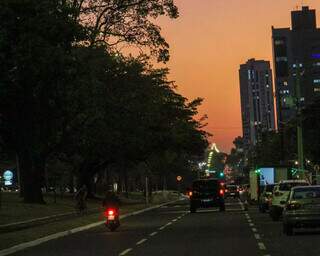 Tempo no final de tarde na Avenida Afonso Pena (Foto: Juliano Almeida)