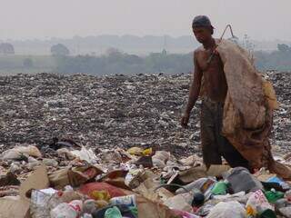 Homem trabalhando no lixão de Campo Grande, no ano de 2003. (Foto: Arquivo)