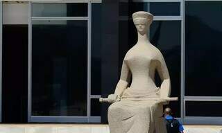Escultura &#34;A Justiça&#34;, em frente ao Supremo Tribunal Federal em Brasília (Foto: Agência Brasil)
