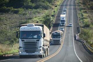 Tráfego de caminhões na BR-262 em Ribas do Rio Pardo (Foto: Henrique Kawaminami)