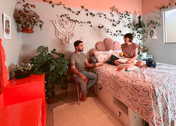 Em 1 dia, amigos mudam quarto de casa alugada com pintura esfumada