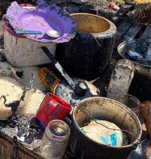 Utensilios domésticos atingidos por incêndio que destruiu barracos em acampamento (Foto: Comunidade Avae’te)