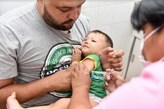 Criança recebe dose do imunizante pentavalente; apenas 30% do público-alvo foi vacinado em Campo Grande, em 2023 (Foto: Divulgação)