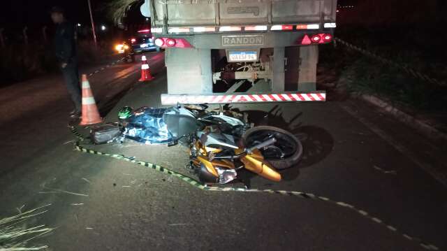 Motociclista morre ao bater em caminh&atilde;o bitrem em pane