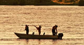 Pescaria de barco no final da tarde no rio Paraguai, no Pantanal, em Corumbá (MS). (Foto: Saul Schramm)