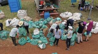 Voluntários realizando a separação dos resíduos sólidos, para a destinação final (Foto: Arquivo)