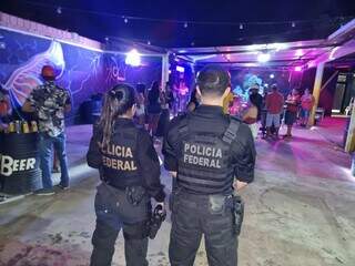 Agentes da Polícia Federal em evento que contratou segurança privada ilegal. (Foto: Reprodução/PF)