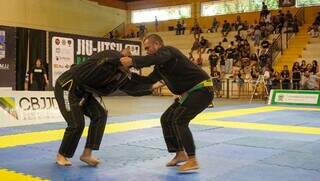 Atletas de jiu-jitsu competindo no Rádio Clube Campo Grande (Foto: Lucas Castro/Fundesporte)