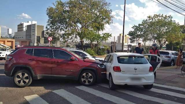 Tr&ecirc;s carros colidem em cruzamento da Avenida Afonso Pena com a Rua Goi&aacute;s 