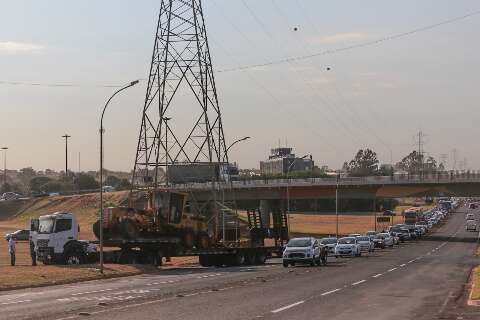 Carreta tem pane elétrica e deixa trânsito travado na saída para Três Lagoas