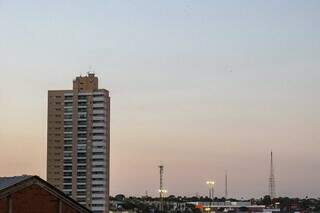 Campo Grande tem céu claro, mas clima deve mudar ainda nesta sexta (Foto: Henrique Kawaminami)