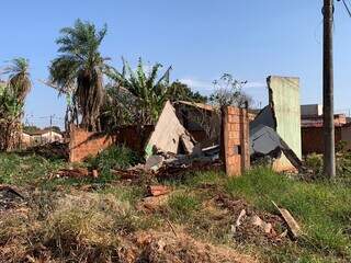 Parede de casa abandonada desaba e atinge trabalhador