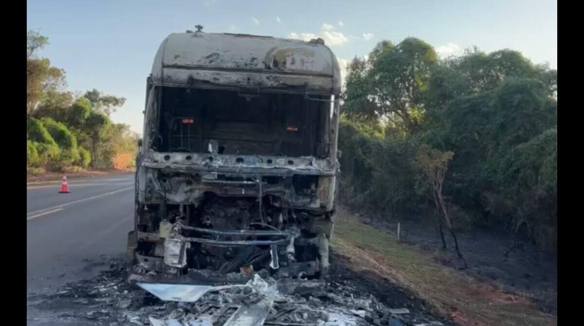 Vizinho fecha esquina com carretas e moradora reclama já bati meu carro -  Direto das Ruas - Campo Grande News