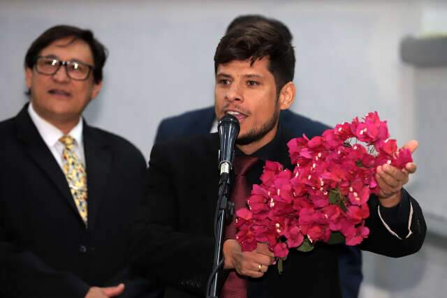 Vereador faz escândalo com flores durante sessão