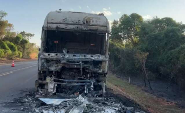 Carreta pega fogo ap&oacute;s curto-circuito e cabine fica destru&iacute;da na BR-163