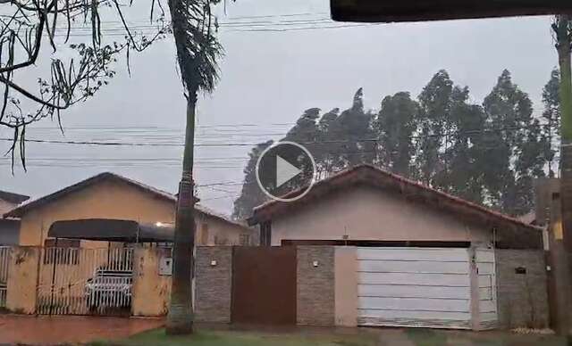 Frente fria chega a MS e chove na fronteira ap&oacute;s dia de vento forte