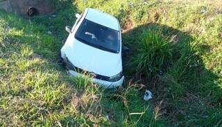 Veículo Gol caído na galeria de água após condutor perder controle (Foto: O Correio News)