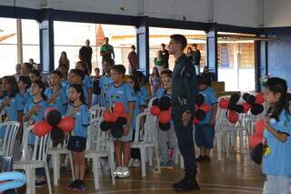 Cabo Tessari ao lado dos alunos durante cerimônia de formatura do Proerd (Foto: Idaicy Solano)