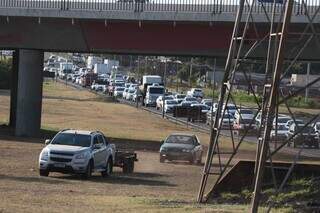 Veículos se arriscam atravessando o canteiro para acessar a alça do pontilhão (Foto: Marcos Maluf)