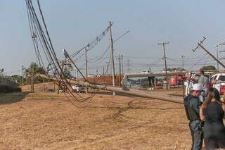 Poste ficou tombado no canteiro da via (Foto: Marcos Maluf)