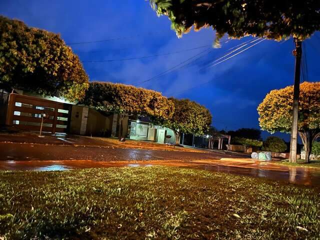 Ap&oacute;s vendaval e nuvem de poeira, chuva derruba temperatura em 19 graus