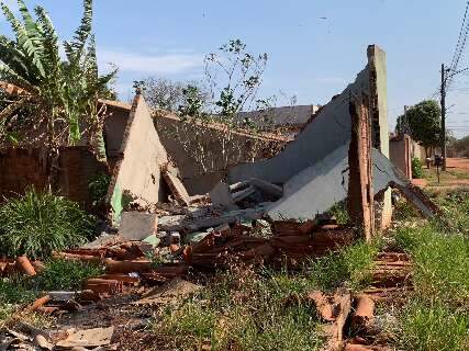 Parede de casa abandonada desaba e atinge trabalhador