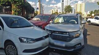 A frente dos três veículos ficaram danificados após colisão no cruzamento entre a avenida Afonso Pena e a rua Goiás (Foto: Direto das Ruas)