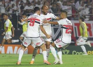 Equipe paulista comemora vitória em campo (Foto: Reprodução / Instagram @saopaulofc)