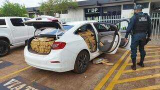 Carro lotado de maconha, levado para a Polícia Civil (Foto: Adilson Domingos)