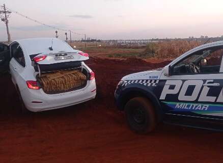 Em perseguição, motorista abandona carro roubado com 900 quilos de drogas