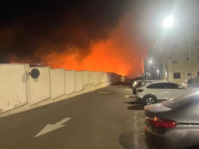 Ao lado de condom&iacute;nio, fogo se alastra por terreno no Bairro Monte Castelo