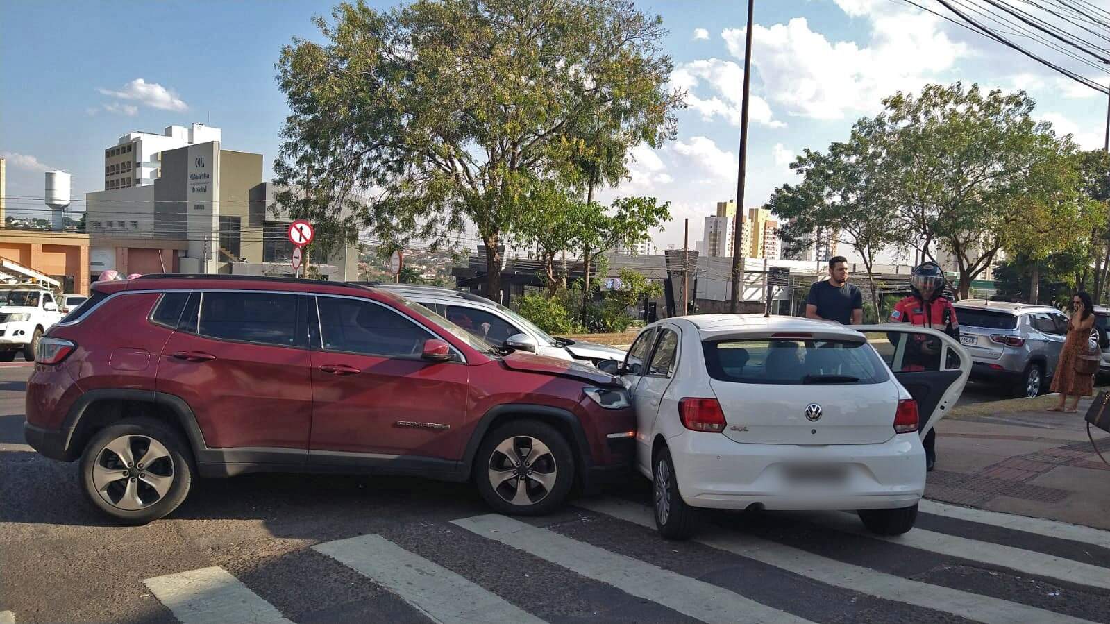 Três carros colidem em cruzamento da Avenida Afonso Pena com a Rua Goiás 