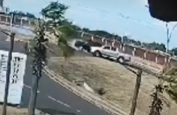 Câmera registra acidente entre caminhonetes que deixou um morto