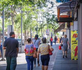 Consumidores na Rua 14 de Julho, em Campo Grande (Foto: Henrique Kawaminami)