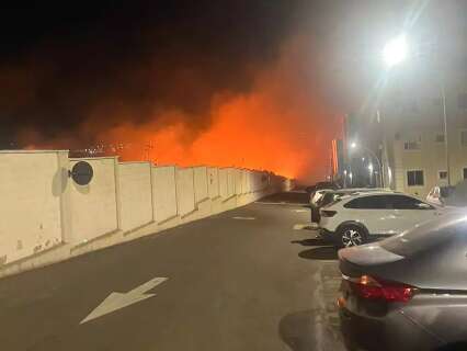 Ao lado de condomínio, fogo se alastra por terreno no Bairro Monte Castelo