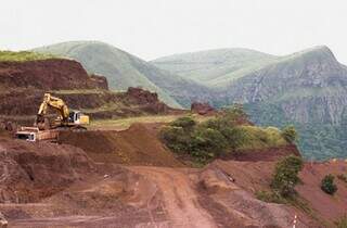 Máquina operando em área de minério no município de Corumbá (Foto: Divulgação/Semadesc)