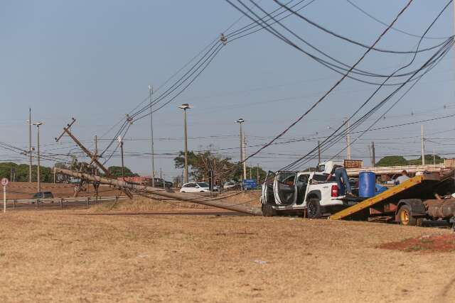 Caminhonete derruba poste, motorista fica ferido e residencial sem luz 