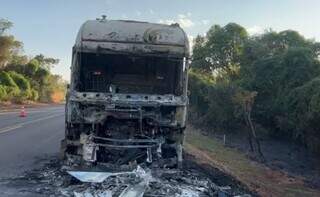 Cabine da carreta totalmente destruída pelas chamas (Foto: Reprodução/Alvorada Informa)