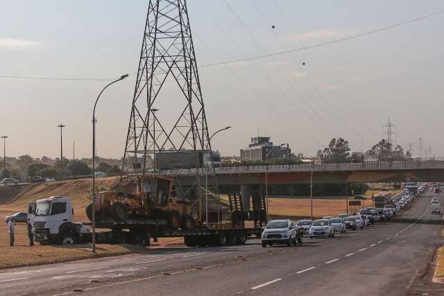 Carreta tem pane el&eacute;trica e deixa tr&acirc;nsito travado na sa&iacute;da para Tr&ecirc;s Lagoas