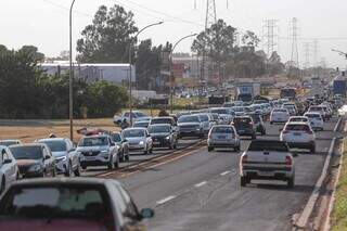 Fila de veículos se formou na avenida após incidente; trânsito está lento no local (Foto: Marcos Maluf)