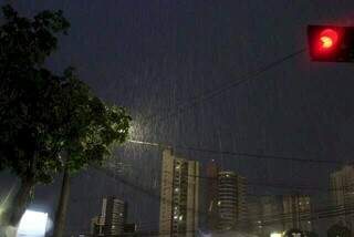 Leitor registra chuva na região central de Campo Grande. (Foto: Direto das Ruas)