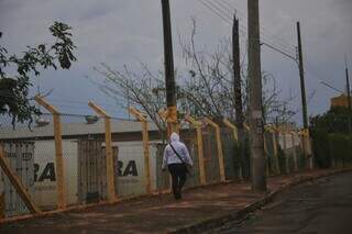 Mulher caminhando agasalhada na manhã deste sábado (Foto: Paulo Francis)