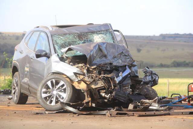 Mulher de 30 anos morre na hora ao bater SUV de frente em caminhonete 