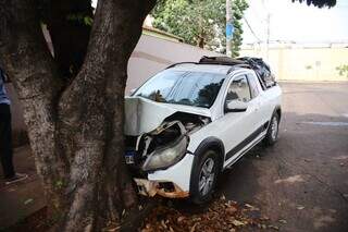 Motorista perde o controle da dire&ccedil;&atilde;o e destr&oacute;i carro em &aacute;rvore no Monte Castelo