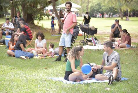 Hoje é dia de Feira Bosque da Paz, Festival Bon Odori e Café Comédia