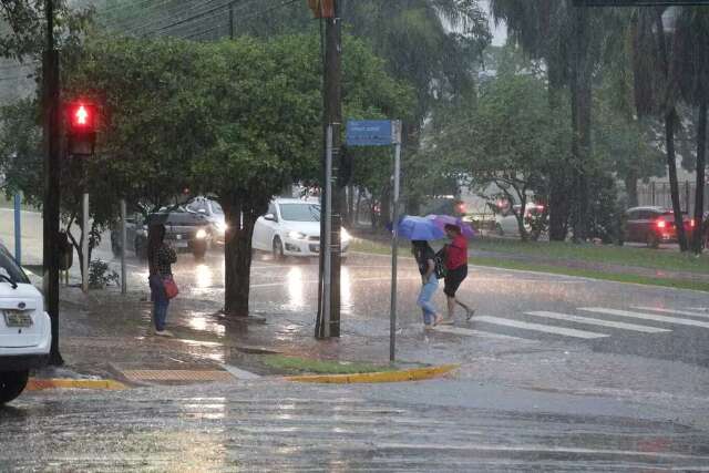 Estado segue em alerta e tem 55 munic&iacute;pios sob risco de tempestade neste s&aacute;bado