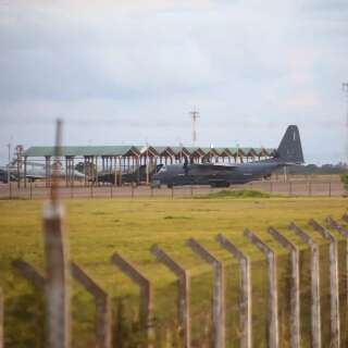 Aviões militares americanos pousam em Campo Grande para treinamento de guerra