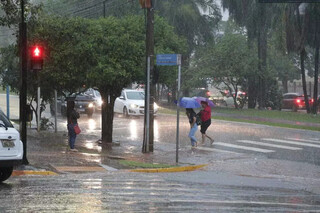 Pessoas fogem da chuva no Centro de Campo Grande (Foto: Arquivo\Campo Grande News) 