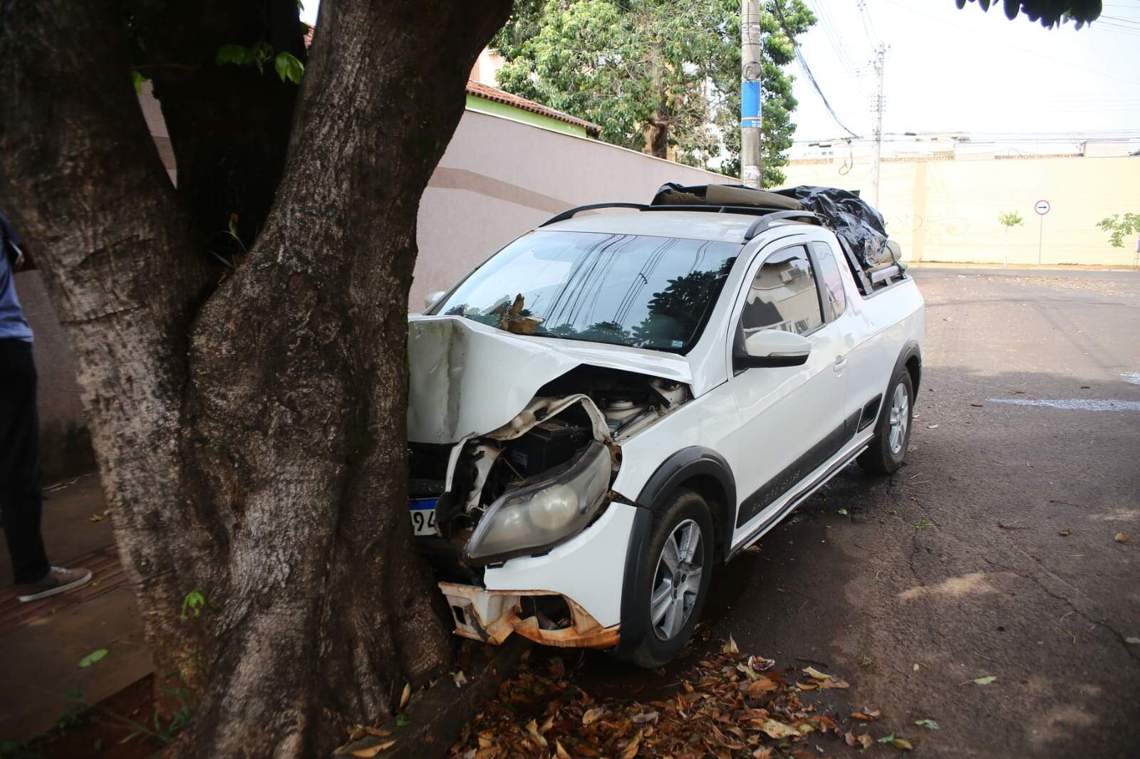 Motorista perde o controle da direção e destrói carro em árvore no Monte Castelo